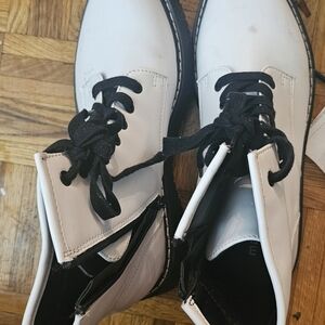 White High-Top Womens Boots with Black Sole and Zipper